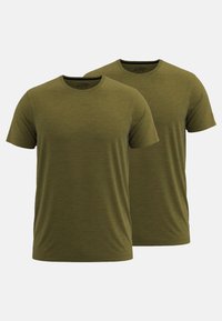 Camisetas de color verde oliva en un diseño ajustado, de manga corta, cuello redondo, hechas de material suave, con una superficie texturizada y un sutil detalle de logo.