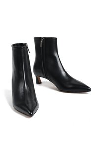 Czarne skórzane botki za kostkę z ostrym noskiem i zapięciem na zamek, z teksturowanym wykończeniem i małym słupkowym obcasem.