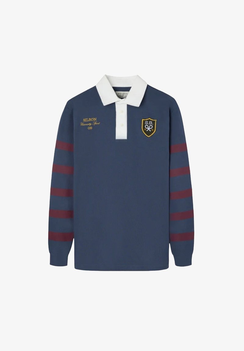 Camiseta de rugby de manga larga en color azul marino con cuello blanco. Presenta rayas rojas y azul marino en las mangas. Logo bordado en dorado en el pecho. Tejido texturizado.