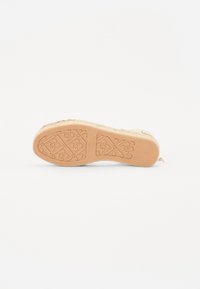 Beige Espadrille-Sohle mit einer strukturierten Gummischicht. Verfügt über florale Akzentmuster und ein flaches Design, das Stabilität und Grip gewährleistet.