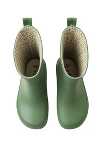 Ζευγάρι ματ πράσινες μπότες βροχής με μπεζ εσωτερική επένδυση με σχέδιο, φωτογραφημένες από πάνω σε λευκό φόντο.