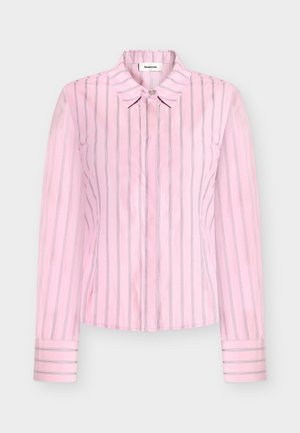 Camicia rosa a maniche lunghe con righe verticali bianche e blu. Presenta un colletto classico e chiusura con bottoni, con dettagli sui polsini.