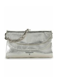 Metallisch silberne Ledertasche mit Umschlagklappe, Kettenriemen und geprägtetem Markenlogo. Glatte Textur, schlanke rechteckige Form.