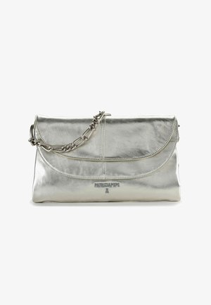Clutch in pelle argentata metallica con patta pieghevole, tracolla a catena e logo del marchio in rilievo. Texture liscia, forma rettangolare elegante.