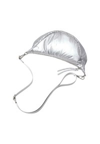 Lesklá stříbrná taška přes rameno ve tvaru půlměsíce se zipem a nastavitelným popruhem s kovovými sponami na bílém pozadí.