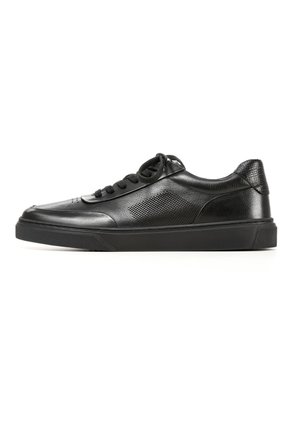 Czarny niski skórzany sneaker z sznurowaniem z przodu, perforowanym bocznym panelem i teksturowanym detalem na pięcie na gumowej podeszwie.