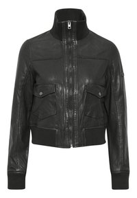 Černá kožená bombera s vysokým límcem, dvěma předními kapsami, žebrovanými manžetami a zipovým zapínáním. Má hladkou, lesklou texturu.