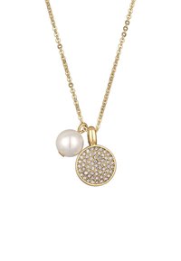Gouden ketting met een ronde hanger bezet met meerdere heldere stenen en een witte parel charme, hangend aan een verfijnde ketting.