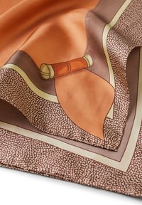 Sciarpa di seta con una combinazione di colori arancione e marrone, caratterizzata da un motivo geometrico e linee curve lungo i bordi. Texture liscia.