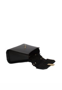 Borsa a mano in pelle nera con un design strutturato, dotata di una chiusura in metallo dorato e un morbido interno in suede nero. Include bottoni a pressione.