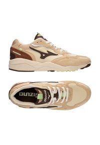 Scarpe da ginnastica beige e marroni con una parte superiore in suede e rete, dotate di lacci bianchi e accenti verdi. Punta arrotondata e suola ammortizzata.