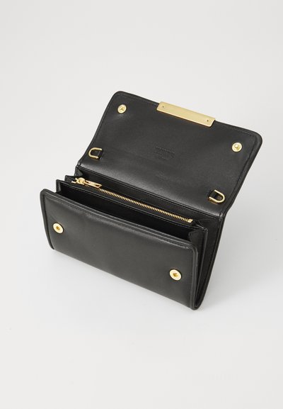 Portafoglio in pelle nera con accessori dorati, dotato di un compartimento con zip e diversi scomparti per schede, chiuso con una chiusura a scatto.
