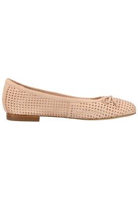 Chaussure de ballet plate beige perforée avec petit nœud sur le devant et petit talon en bois, vue de profil sur fond blanc.