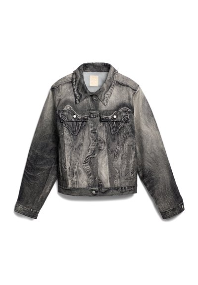 Giacca di jeans in nero sbiadito con una texture leggermente abrasata. Presenta due tasche sul petto, bottoni in metallo e un design classico del colletto.