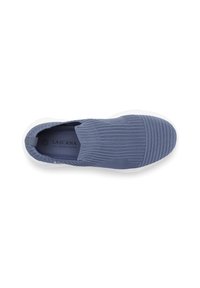 Blå stickad slip-on sneakers med vit sula, elastisk ribbad ovandel och dragremsor vid hälen.