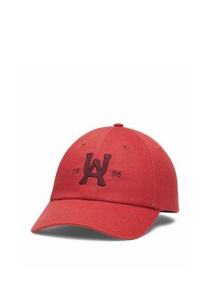 Rote Baseballkappe mit gebogenem Schirm, vorne mit dunkelroter ""WA""-Stickerei und dem Jahr 1996.