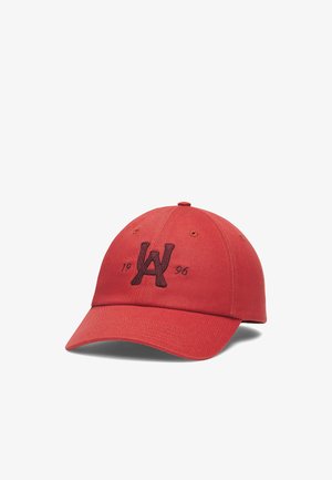 Rote Baseballkappe mit gebogenem Schirm, vorne mit dunkelroter ""WA""-Stickerei und dem Jahr 1996.
