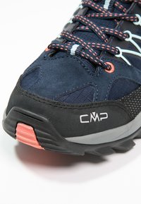 Niebieskie buty trekkingowe z tekstyliów i zamszu, z czarną i szaro-rubberową podeszwą. Zawierają pomarańczowe akcenty i odblaskowe sznurówki. Logo CMP po boku.