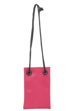 Magenta faux læder taske med en glat overflade, sorte justerbare snorehåndtag og to metalliske øjer øverst til fastgørelse.