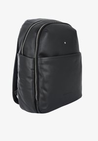 Zaino in pelle nera dalla forma arrotondata, con chiusura a doppia zip, tasca frontale e superficie texturizzata. Presenta un piccolo accento decorativo.