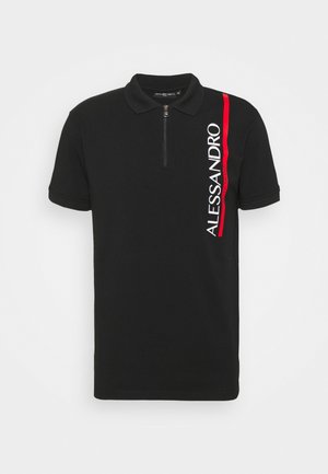 Schwarzes Polohemd mit kurzen Ärmeln, Reißverschluss am Kragen, weißem Schriftzug "ALessandro" und einem roten vertikalen Streifen auf der linken Seite. Glatte Textur.
