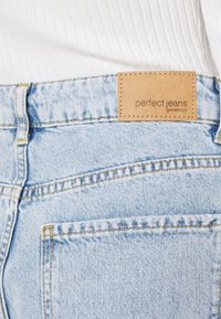 Gina Tricot Petite DAGNY MOM - Calças de ganga de perna direita - sea blue
