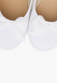 Ballerine in tessuto bianco con punta rotonda, caratterizzate da un dettaglio a fiocco decorativo sulla parte anteriore e una soletta in tan liscia.