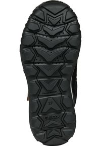 Suela de zapato de goma negra con un patrón de banda de rodadura multidireccional, superficie texturizada y agujeros de ventilación, marcada con "GEOX" y "27".