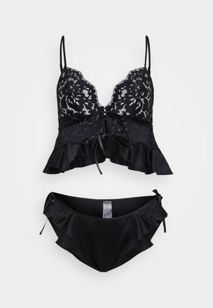 Črn čipkast bralette z oblazinjenimi skodelicami, nabranim robom in nastavljivimi naramnicami, v kombinaciji z ustreznimi bikini hlačkami, ki imajo čipkast poudarek in zaveze.