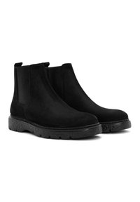 Botas Chelsea de ante negro con paneles elásticos a los lados y una suela de goma texturizada, con punta redondeada y una lengüeta en la parte trasera.