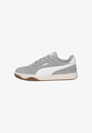 Grijs-witte Puma suède sneaker met vetersluiting, wit streepdetail en beige rubberen zool.