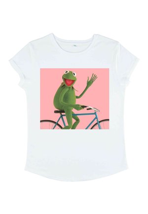 Vit T-shirt med en grafik av en grön groda på en blå cykel, mot en rosa bakgrund. Korta ärmar, mjuk textur.