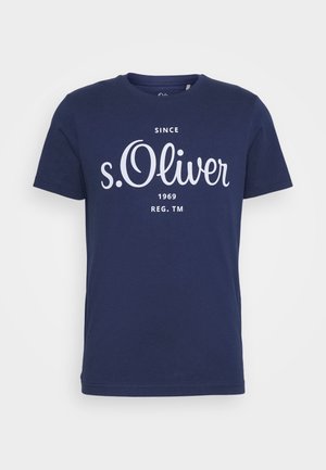 T-shirt en coton bleu marine à manches courtes, avec un texte blanc indiquant "s.Oliver since 1969" dans une police décontractée. Texture douce.