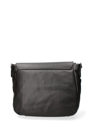 Borsa a tracolla in pelle nera con una superficie liscia, forma rettangolare e pattina pieghevole. Presenta cuciture sottili e dettagli hardware laterali.