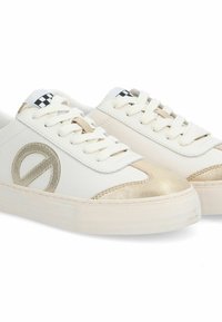 Sneakers bianchi con dettagli dorati, pelle strutturata, logo rotondo, lacci piatti e una linguetta a scacchi. Suola in gomma per una migliori presa.