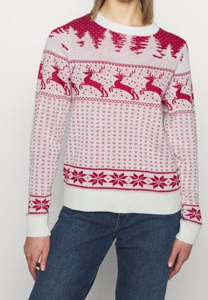 Maglione lavorato a maglia con una base bianca e motivi di renne e alberi rossi, polsini e orlo a coste, e un classico colletto a girocollo.