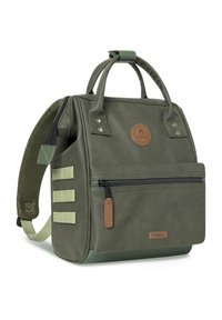Grüner Rucksack aus Kunstleder mit strukturiertem Design. Verfügt über eine vordere Reißverschlusstasche, ein rundes Lederlogo-Patch und verstellbare Träger.