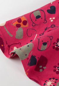 Baumwollstoff mit einem rosa Hintergrund, der verspielte Muster von Bären, Pizzastücken und Herzen in gedämpften Farben aufweist. Weiche, leichte Textur.