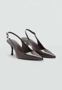 Rjave slingback pete z ostrim nosom, sijoča površina, nastavljiv trak in slender dizajn pete. Gladka tekstura in minimalistični stil.