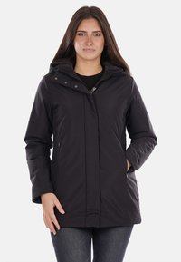 Giacca nera con zip e cappuccio realizzata in materiale liscio e resistente all'acqua. Presenta tasche laterali e un design a taglio dritto.