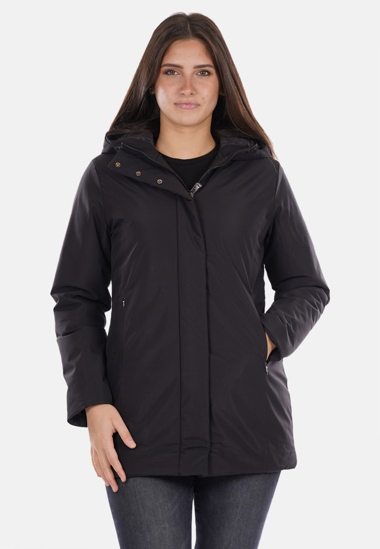 Giacca nera con zip e cappuccio realizzata in materiale liscio e resistente all'acqua. Presenta tasche laterali e un design a taglio dritto.