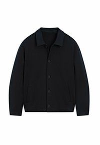 Giacca nera con colletto, chiusura a bottoni e tasche laterali. Realizzata in un tessuto liscio, presenta una forma strutturata e un design pulito.