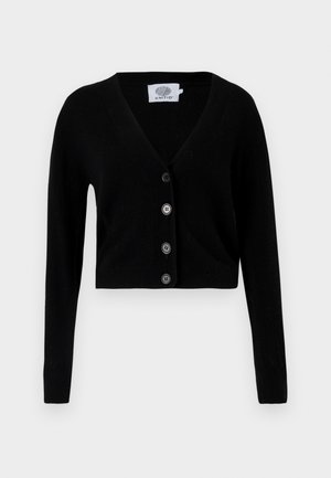 Schwarze, kurze Strickjacke aus weichem Material, mit V-Ausschnitt, langen Ärmeln und sechs großen schwarzen Knöpfen auf der Vorderseite.