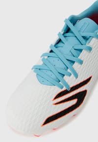 Biele futbalové kopačky s textúrovaným zvrškom, tyrkysovými šnúrkami a polstrovaným jazykom. Po stranách majú čierne logo s oranžovými akcentmi.