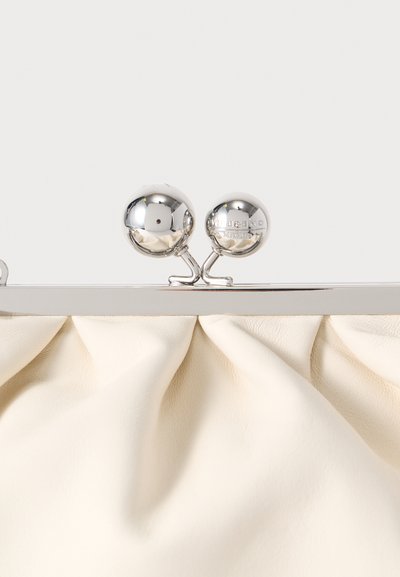 Pochette en tissu crème avec ferrures argentées et deux fermoirs arrondis. Le matériau texturé présente de doux plis sur tout le corps.