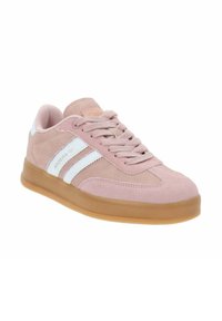Różowe zamszowe sneakersy z białymi paskami po bokach i teksturowaną gumową podeszwą. Oferują zaokrąglony nosek i sznurowane zapięcie.