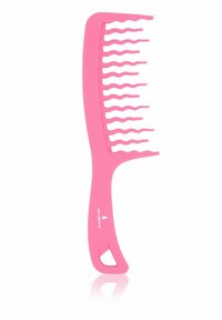 Roze plastic kam met een lange handgreep, brede tanden en een golvend ontwerp. Beschikt over een gat voor eenvoudig ophangen. Glad oppervlak en licht van gewicht.