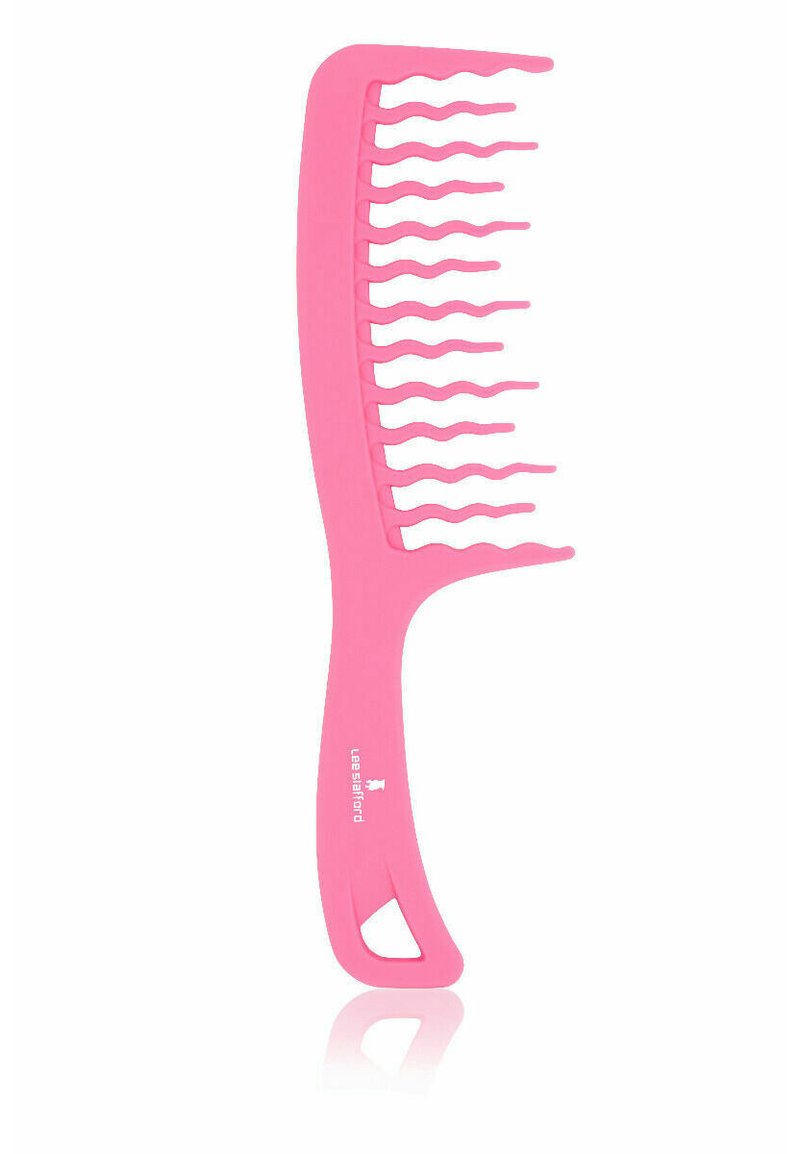 Roze plastic kam met een lange handgreep, brede tanden en een golvend ontwerp. Beschikt over een gat voor eenvoudig ophangen. Glad oppervlak en licht van gewicht.