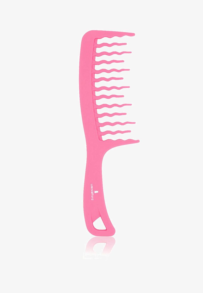 Roze plastic kam met een lange handgreep, brede tanden en een golvend ontwerp. Beschikt over een gat voor eenvoudig ophangen. Glad oppervlak en licht van gewicht.