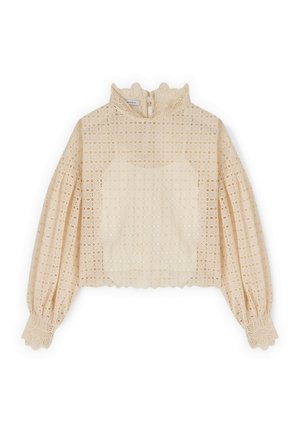 Beżowa koronkowa bluzka z długim rękawem, wysokim falbankowym kołnierzem, marszczonymi mankietami, misternym kwiatowym wzorem ażurowym i krótkim dołem.